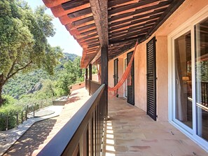 Property grounds - 220 m² villa with 4 suites, 4 bathrooms and stunning views of the Esterel (Fréjus)