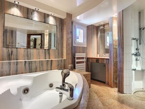 Badewanne, Whirlpool, Hydromassagedusche, Haartrockner