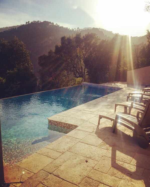 インフィニティプール、温水プール