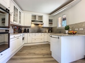 冷蔵庫、電子レンジ、オーブン、コンロ