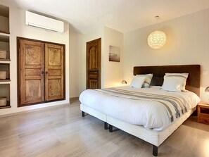4 bedrooms, desk, iron/ironing board, free WiFi - 220 m² villa with 4 suites, 4 bathrooms and stunning views of the Esterel (Fréjus)