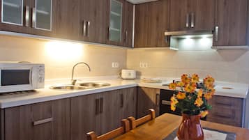 Refrigerador, microondas, horno, cafetera/tetera