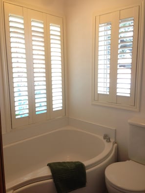 Bathtub, hair dryer, towels, soap - Unique waterside home in stunning location. (Hythe)