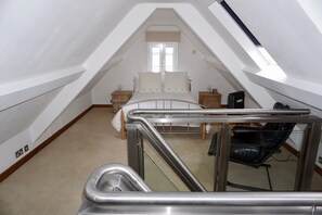 3 bedrooms, iron/ironing board, WiFi, bed sheets - Unique waterside home in stunning location. (Hythe)