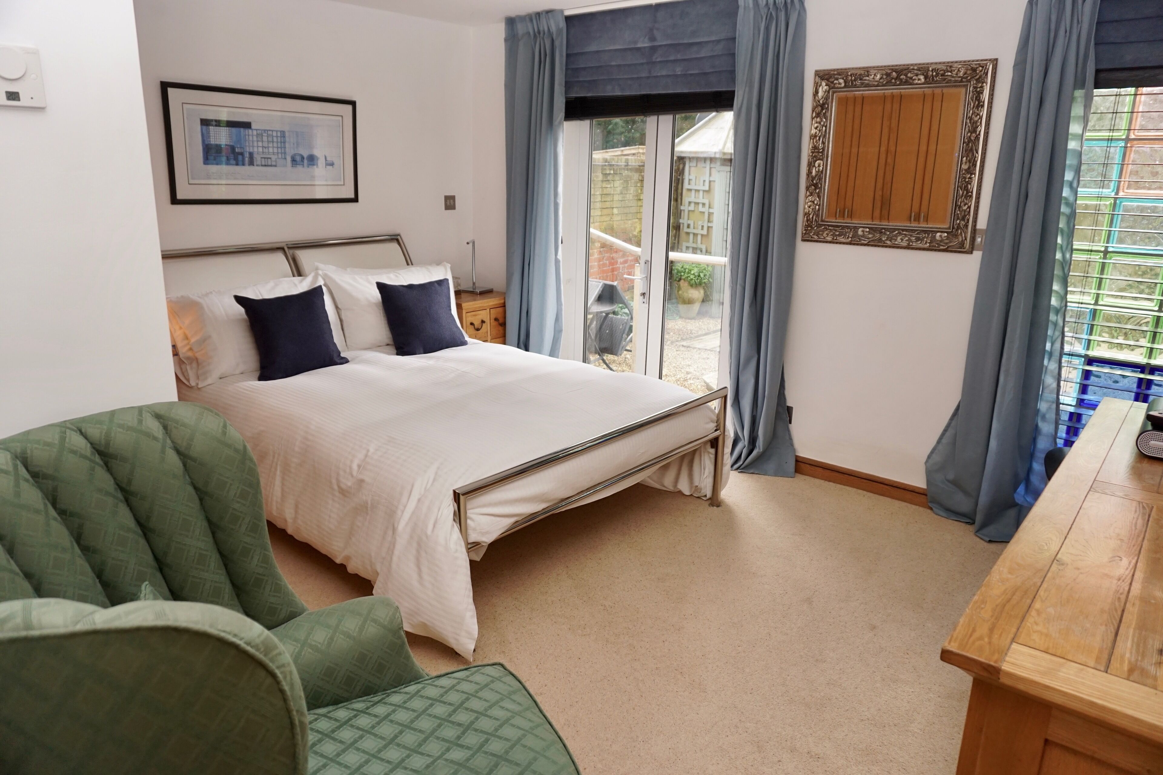 3 habitaciones, tabla de planchar con plancha, wifi y ropa de cama 