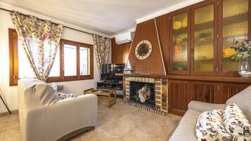 Una televisión, una chimenea