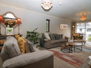 Smart TV, fireplace, books - Windermere house with Lake View, 3 bed 3 bath, dog friendly with ample parking (Bowness-on-Windermere)