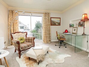 Smart TV, fireplace, books - Windermere house with Lake View, 3 bed 3 bath, dog friendly with ample parking (Bowness-on-Windermere)