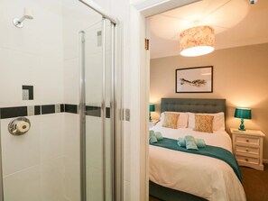 3 عدّة غرف نوم ومكتب ومكواة/لوح كي وسرير سفر