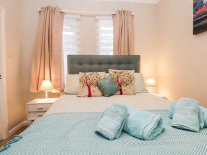 3 bedrooms, desk, iron/ironing board, travel cot
