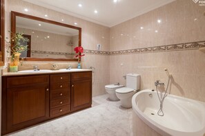 Kombination af bruser/badekar, hårtørrer, bidet, håndklæder