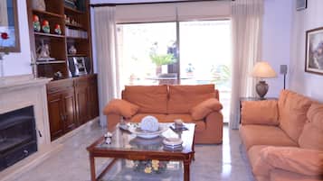 Una Smart TV, una chimenea, un reproductor estéreo