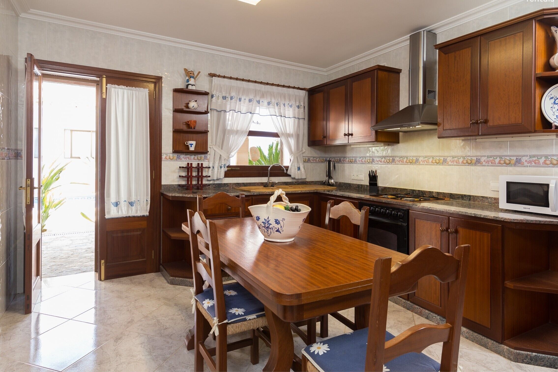 冰箱、微波炉、烤箱、炉灶