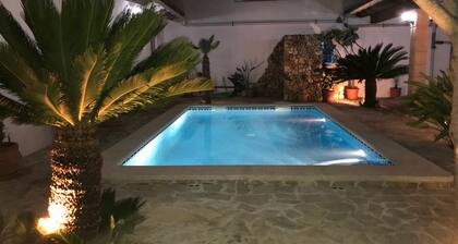 CAN GABRIEL, pour 6, piscine privée et barbecue.