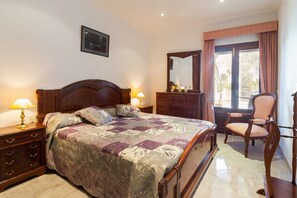 3 dormitorios, tabla de planchar con plancha, cuna de viaje