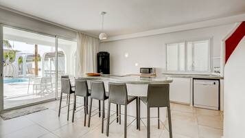 Een koelkast, een magnetron, een oven, een kookplaat