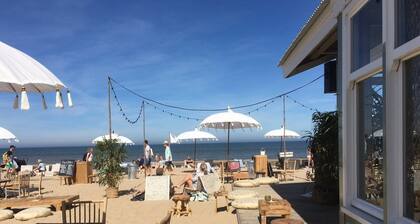Ferienhaus Noordwijk mit privatem Garten, in der Nähe von Strand und Geschäften.