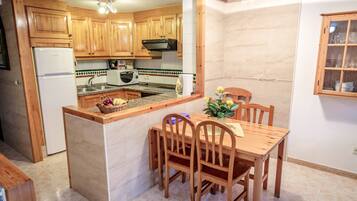 Een koelkast, een microgolfoven, een oven, een kookplaat