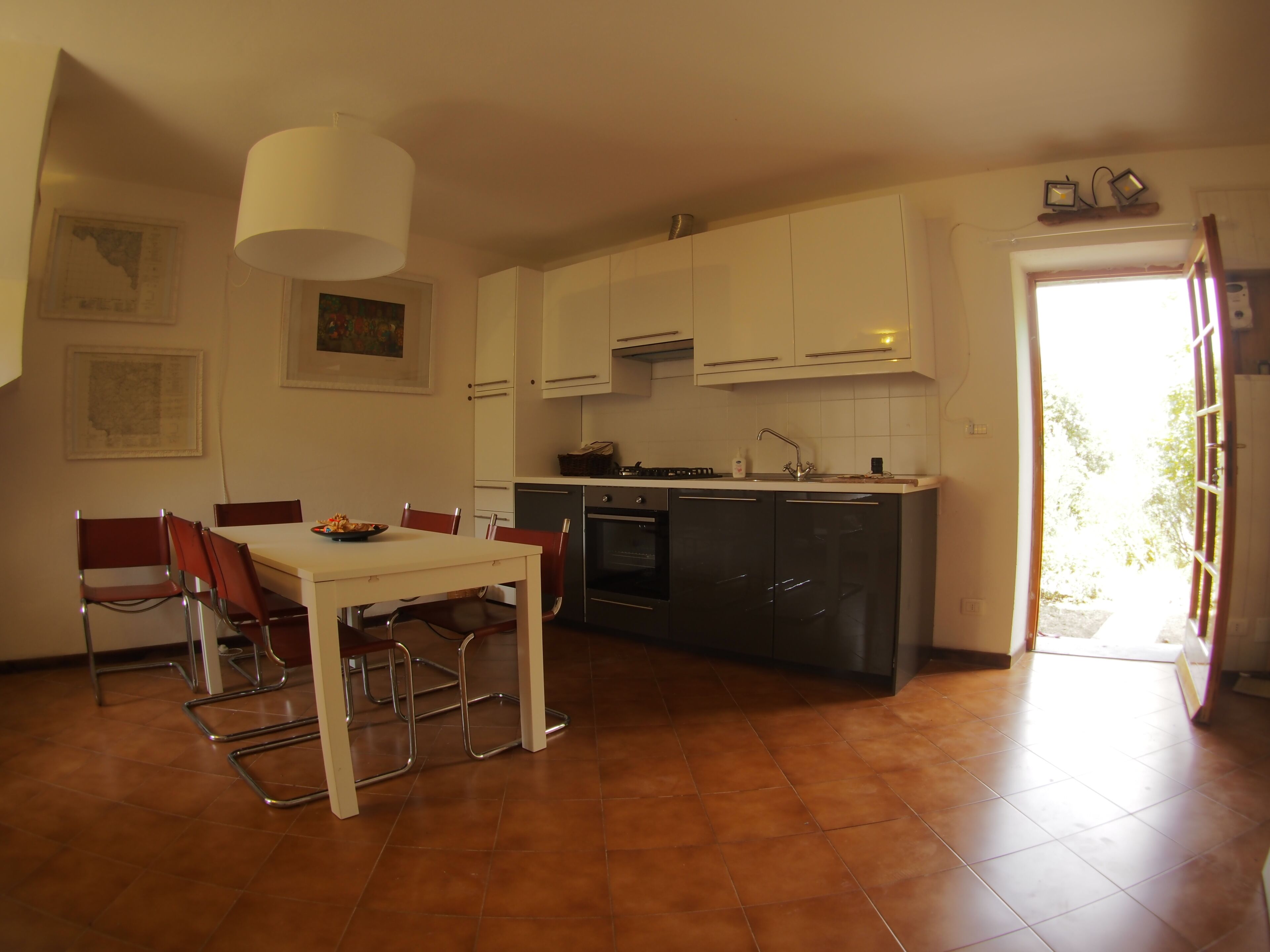 Among olive trees and lavender, small detached house with garden and private parking