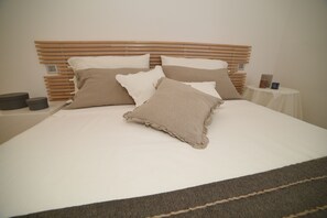 2 bedrooms, iron/ironing board, free WiFi, bed sheets - PENTHOUSE on the sea with garage June-September check-in/check-out on Saturdays (Alassio)