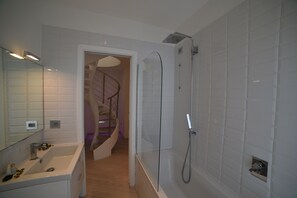 Combined shower/bathtub, hair dryer, bidet, towels