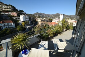 Property grounds - PENTHOUSE on the sea with garage June-September check-in/check-out on Saturdays (Alassio)