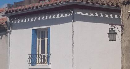 Well-equipped House At Foot of Medieval Cité with Garage, Wifi & 2 Shower rooms