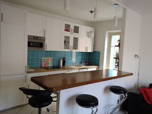 Fridge, microwave, oven, stovetop - Well-equipped House At Foot of Medieval Cité with Garage, Wifi & 2 Shower rooms (Carcassonne)