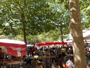 A crowded outdoor market with various stalls and people. - Well-equipped House At Foot of Medieval Cité with Garage, Wifi & 2 Shower rooms (Carcassonne)