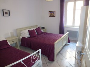 2 bedrooms, iron/ironing board, free WiFi, bed sheets - Well-equipped House At Foot of Medieval Cité with Garage, Wifi & 2 Shower rooms (Carcassonne)