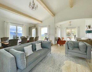 Smart-tv, een open haard, een dvd-speler en boeken