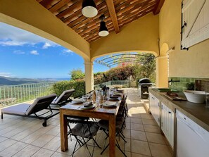 Outdoor dining - Stylishly renovated villa with heated infinity pool and sea views over Cannes (Les Adrets-de-l'Estérel)