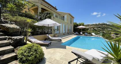Stilvoll renovierte Villa mit beheiztem Infinity-Pool und Meerblick über Cannes