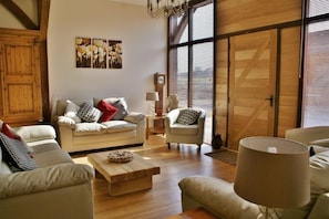 Living area - The Cotswold Manor Barn, Exclusive Hot Tub, Games Barn, 70 acres of Parkland (Bampton)