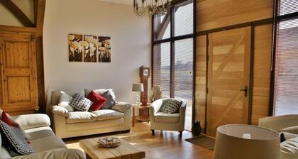 The Cotswold Manor Barn, Exclusive Hot Tub, Games Barn, 70 acres of Parkland