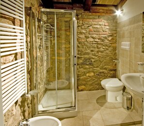 Dusche, Haartrockner, Bidet, Handtücher