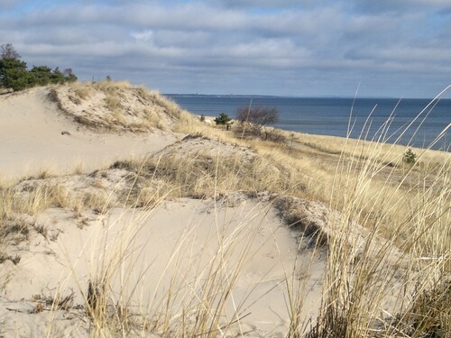 Rantamökki luonnonsuojelualueella yhden minuutin päässä merestä ja valkoisesta hiekkarannasta