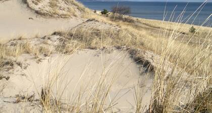 Rantamökki luonnonsuojelualueella yhden minuutin päässä merestä ja valkoisesta hiekkarannasta