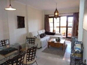 Televisie, een open haard en een dvd-speler