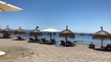 Ubicación a pie de playa, tumbonas y toallas de playa