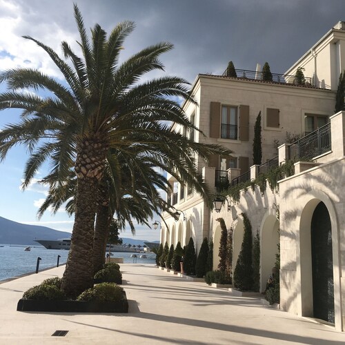 LUXURY VILLA WITH PRIVATE POOL ON BEAUTIFUL AND ACCESSIBLE LUSTICA PENINSULA