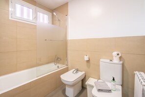 Bathtub, hair dryer, bidet, towels