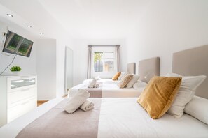 5 dormitoris, planxa i posts de planxar i un bressol de viatge 