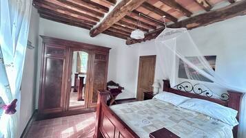 4 camere, una scrivania, ferro/asse da stiro, culla da viaggio