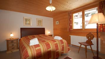 4 chambres, bureau, fer et planche Ă repasser, lit parapluie