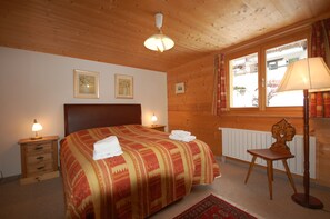 4 chambres, bureau, fer et planche à repasser, lit parapluie