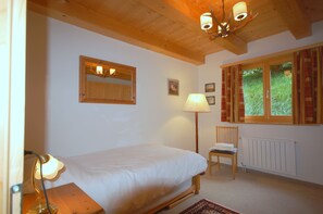 4 bedrooms, desk, iron/ironing board, travel crib