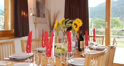 Traditionelles Luxuschalet in der Schweiz in Nähe der Skipisten
