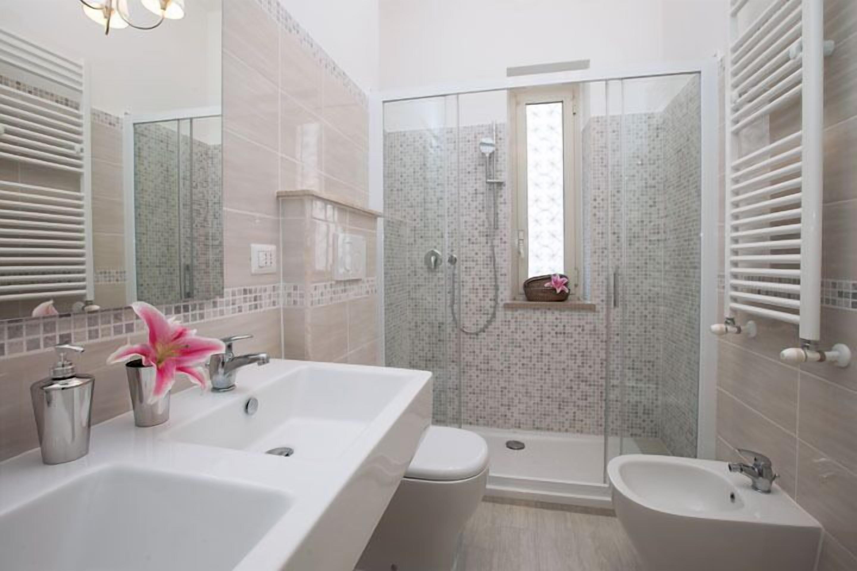 Douche, séchoir à cheveux, bidet, serviettes fournies