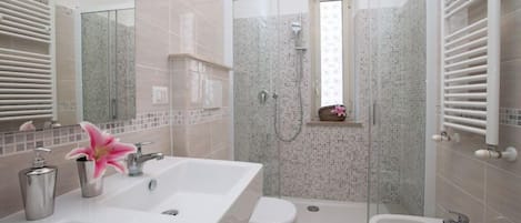 Douche, sĂšche-cheveux, bidet, serviettes fournies